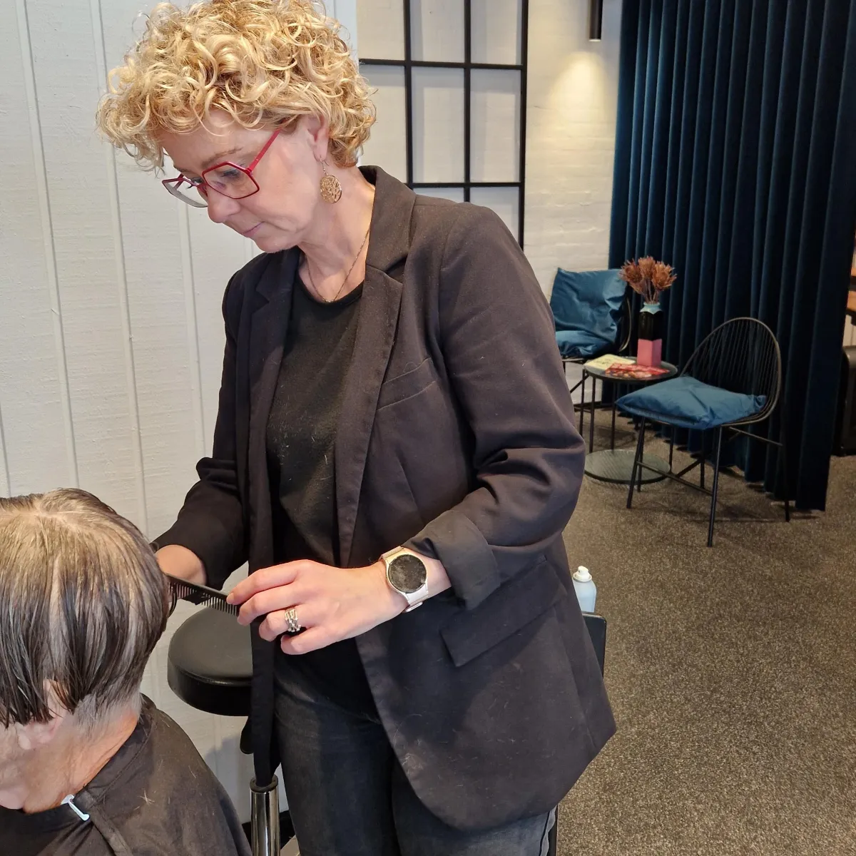 Henriette klipper en kunde hos Salon Anni