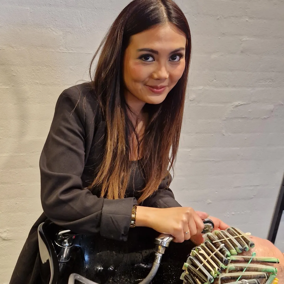 Fon behandler en kunde hos Salon Anni