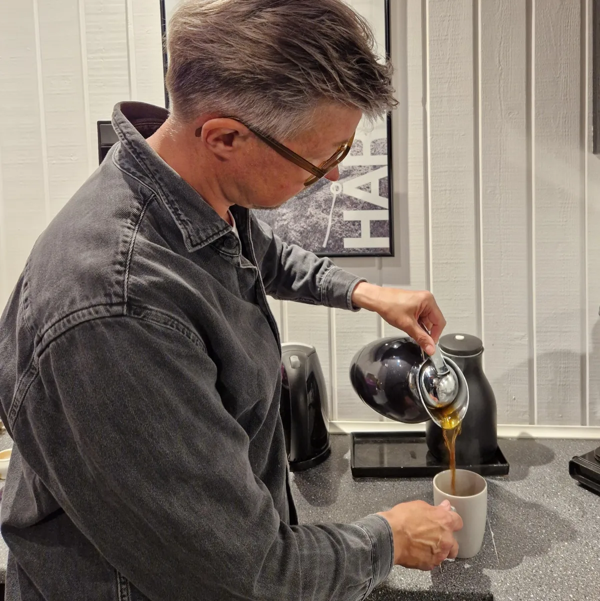 Paw skænker kaffe i Salon Anni